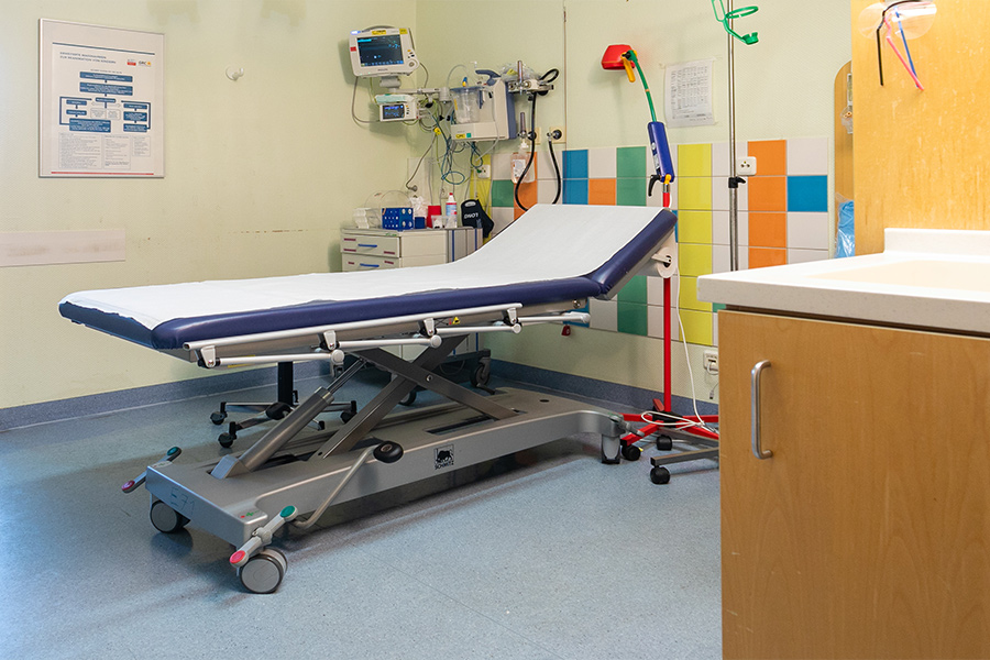 Klinikraum mit Liege Medizinischer Behandlungsraum