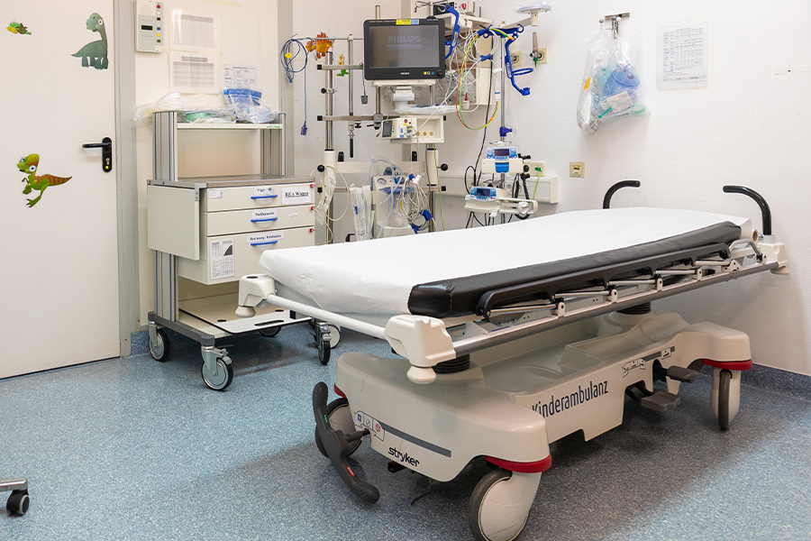 Notfallbehandlungsraum Klinikraum mit Liege für Notfallversorgung