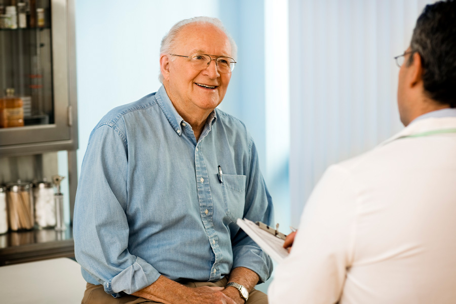 Älterer Patient bei der medizinischen Beratung